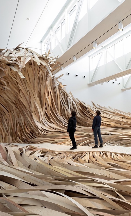 艺术装置国外艺术家用木板制作出惊人的海浪
