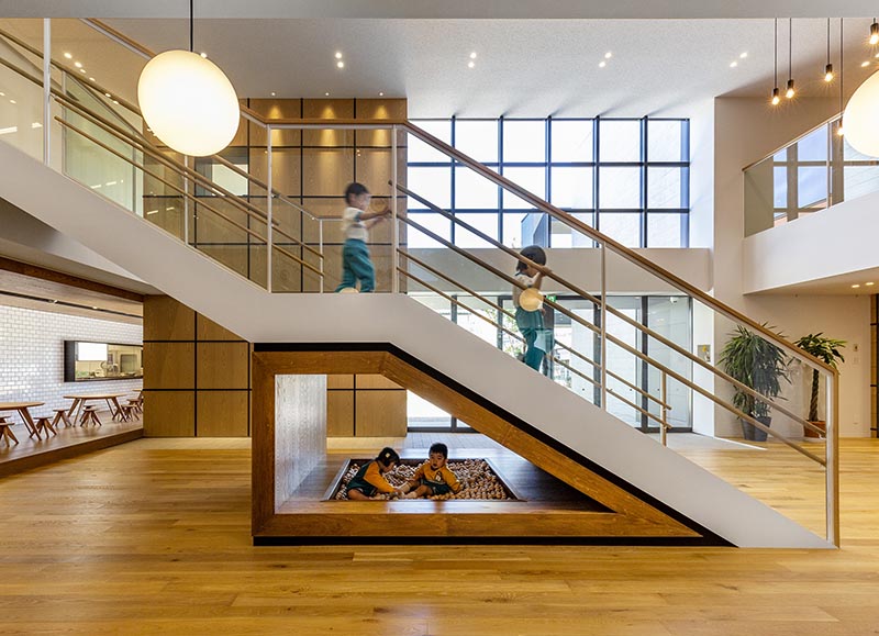 日本设计师把楼梯下的空地改成儿童游乐区,简直太用心