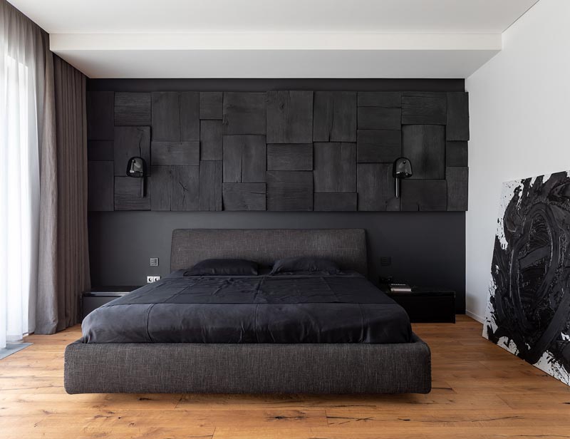 黑色的木质浮雕背景墙为卧室提增添浓浓的艺术感